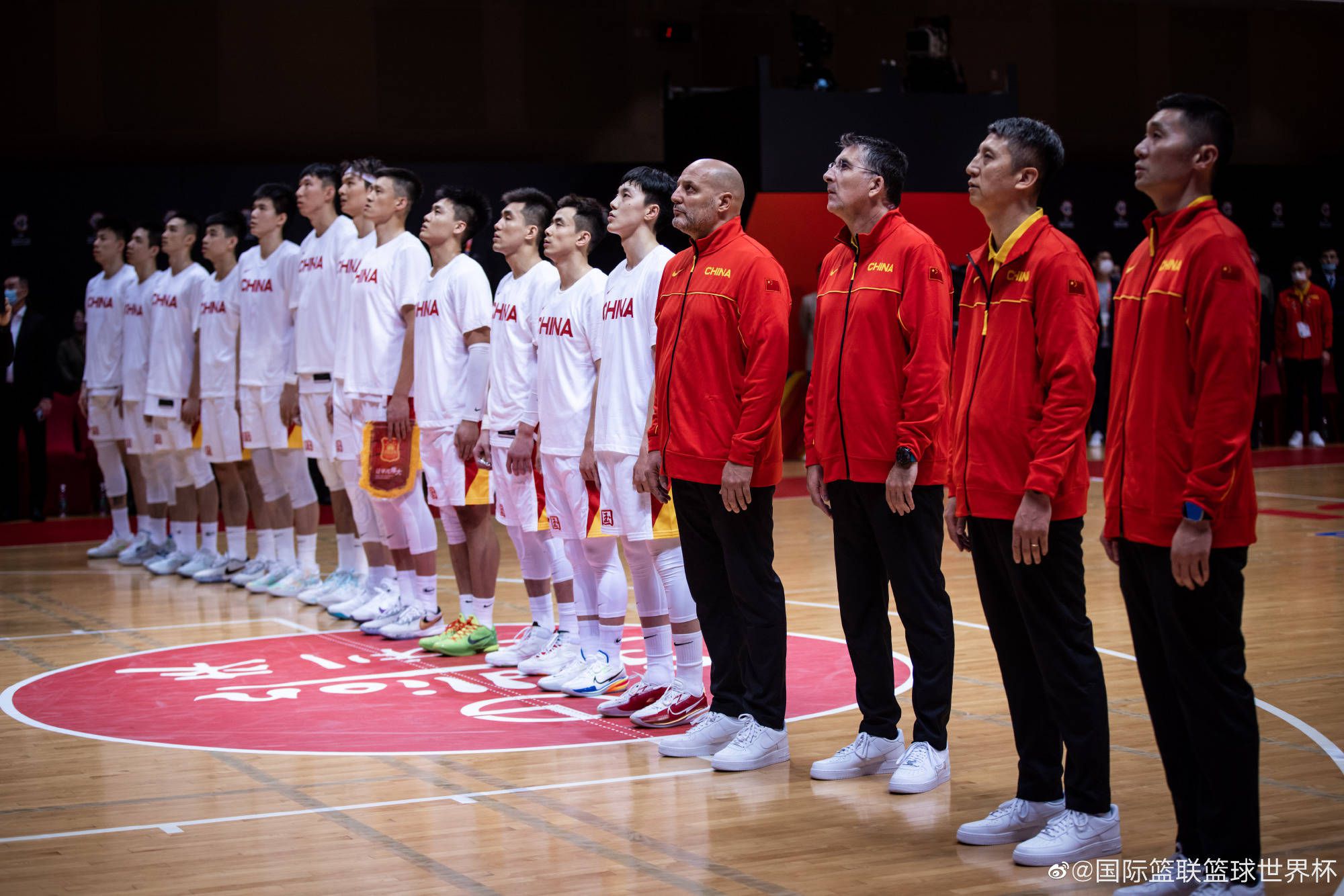 在片中，袁泉饰演乘务长毕男，李沁饰演受腰伤后仍坚守岗位五号位乘务员周雅文，张天爱饰演乘务员黄佳